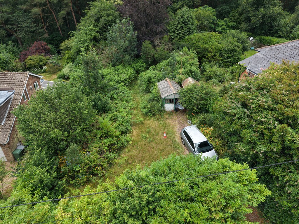 Lot: 169 - HOUSE FOR IMPROVEMENT - Aerial view of the gardens